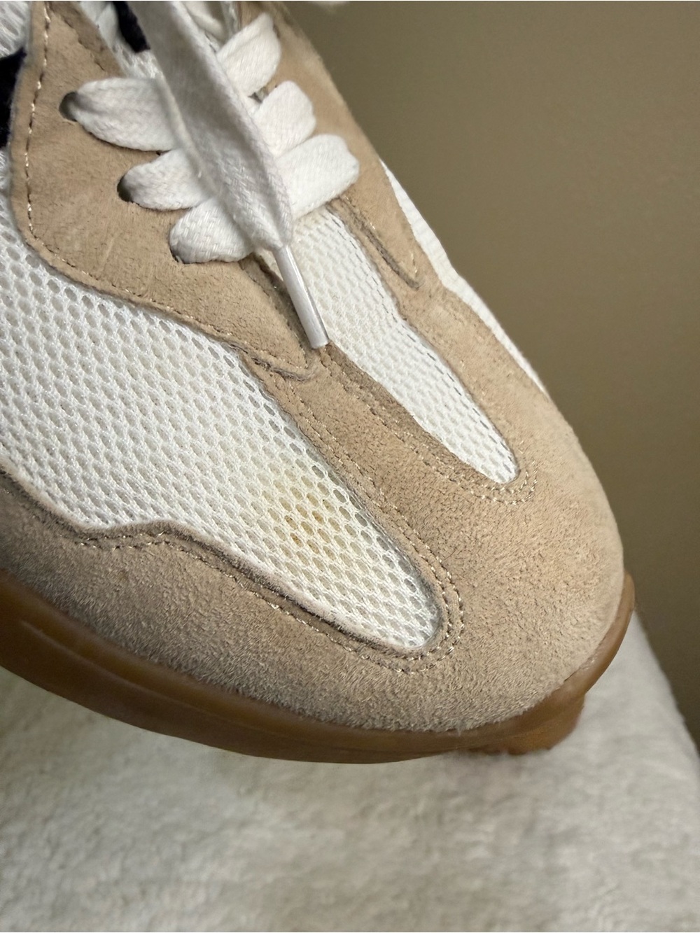 Sam Edelman White Beige Sneakers with Black Logo - Picture 4 of 13